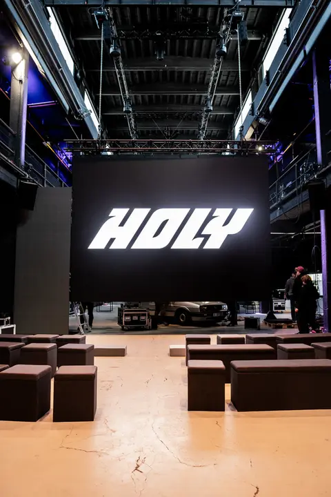 Bühnenbild mit Holy Logo und Balloninstallation zum Firmenjubiläum Berlin – Chrollo Balloon