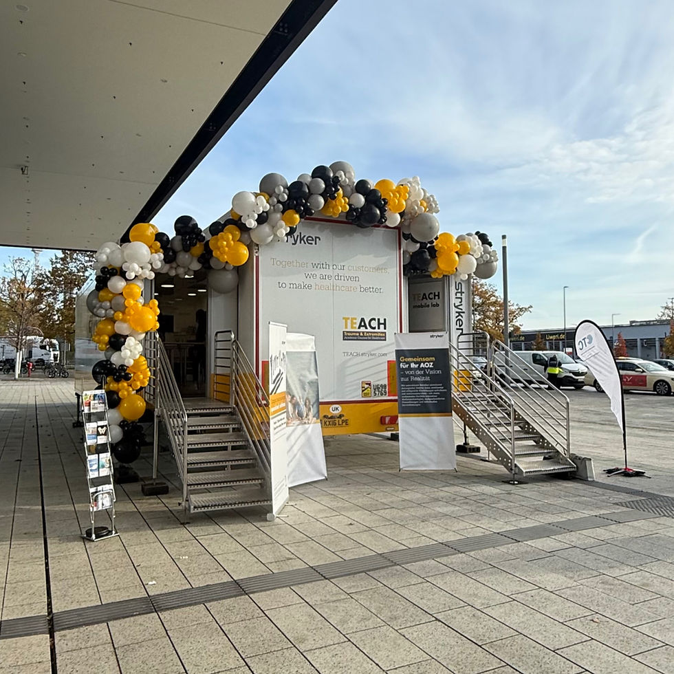 Ballonbogen in Schwarz, Grau, Weiß und Gelb für Firmenveranstaltung im Außenbereich