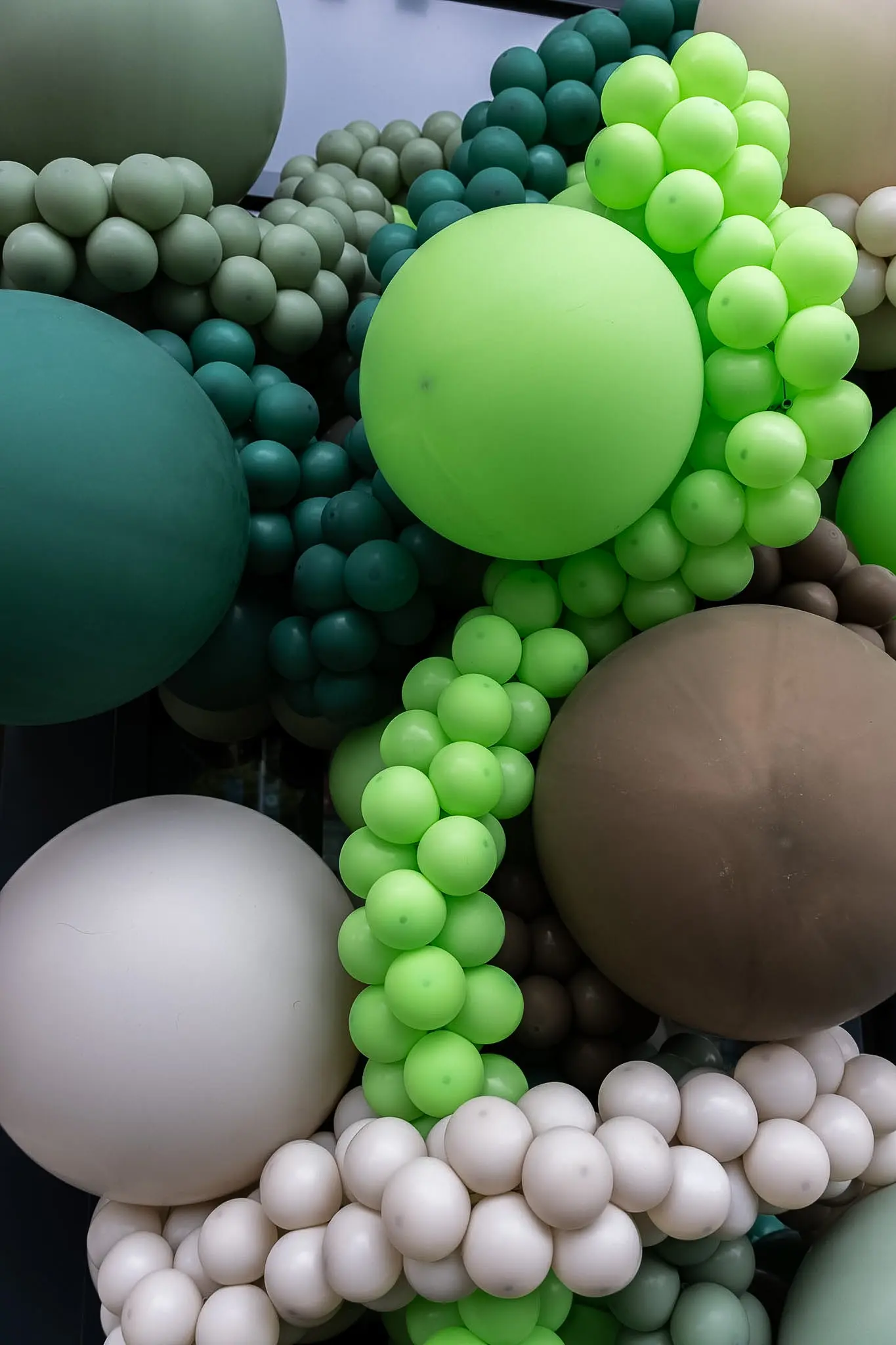 Detailansicht der grünen Balloninstallation für REWE Green Farming Berlin