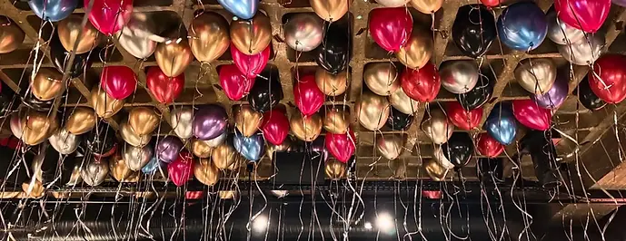 ballondecke-eventhalle-bunt-chrollo-balloon.webp