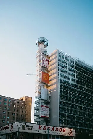 Berliner Hochhaus ohne Dekoration als Vorher-Visualisierung für großflächige Balloninstallation – Chrollo Balloon