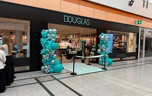 douglas-store-balloninstallation-tuerkis-chrollo-balloon.webp