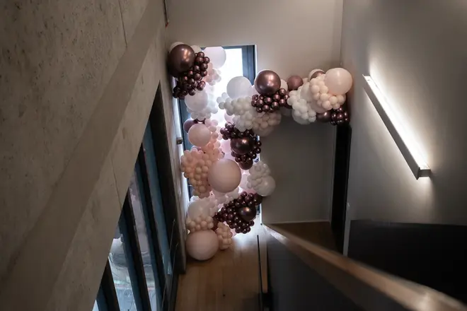 Akzentdekoration mit Ballons zum Geburtstag einer Kundin in Berlin – Chrollo Balloon