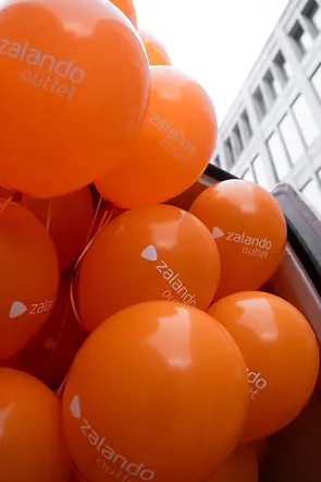 werbeballons-brand-activation-orange-chrollo-balloon.webp
