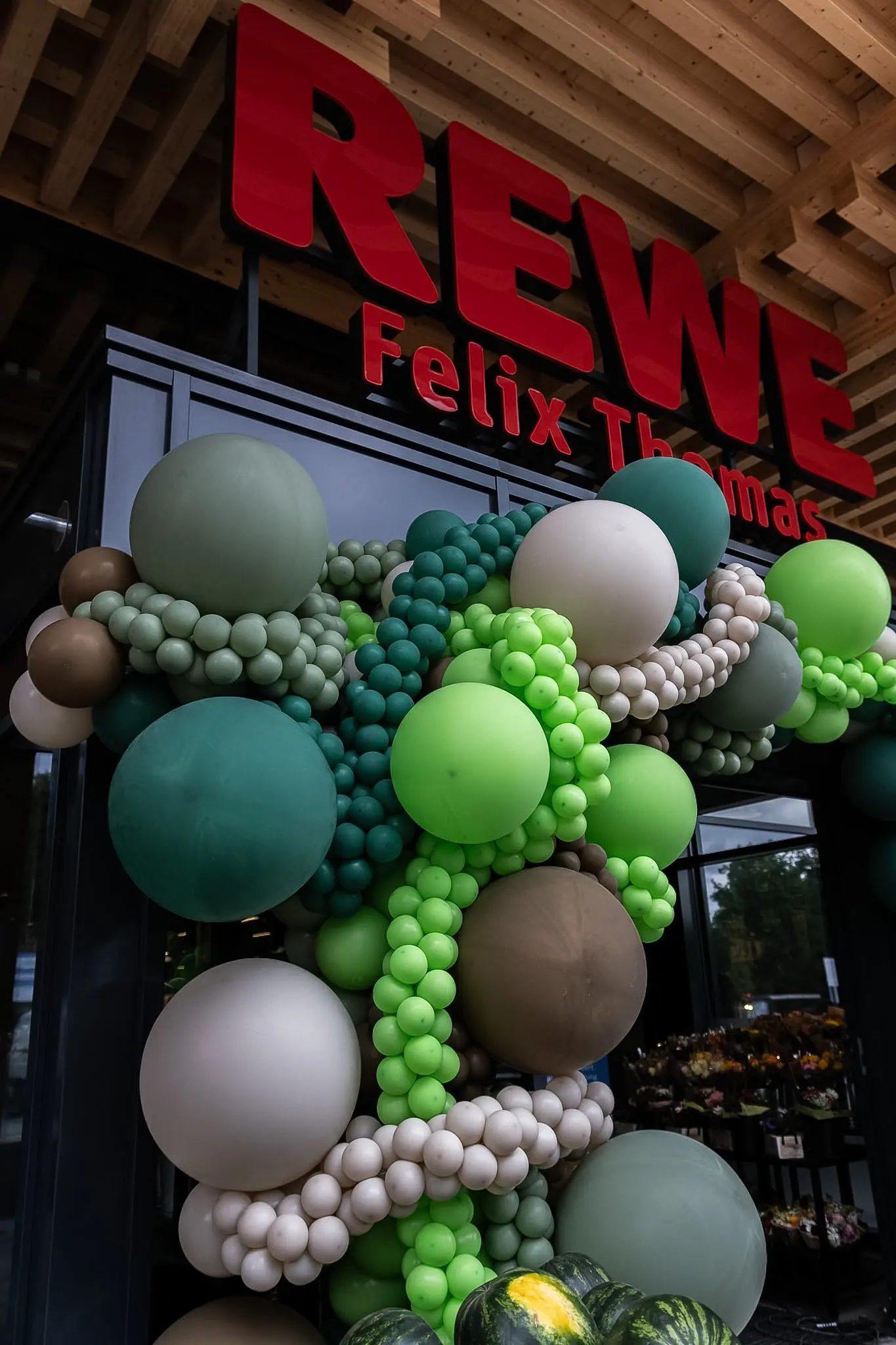 Organische Ballondekoration vor REWE Green Farming Markt in Berlin Lankwitz