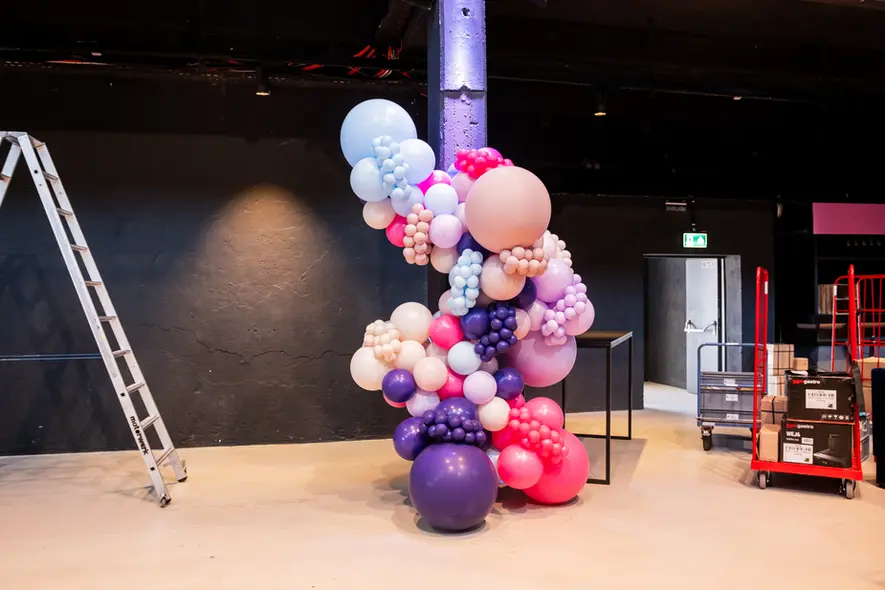 Professioneller Aufbau einer Balloninstallation für Holy Jubiläum Berlin – Chrollo Balloon