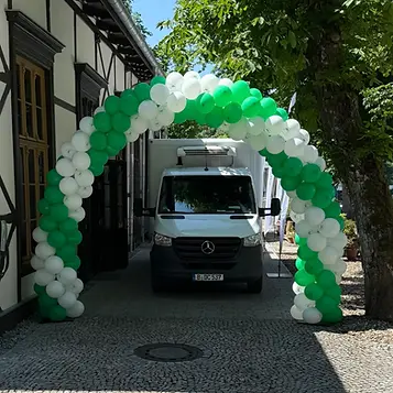 ballonbogen-einfahrt-gruen-weiss-chrollo-balloon.webp