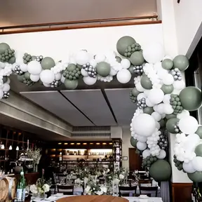 Wie man Ballondekoration richtig plant. Von Anfrage bis Aufbau