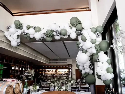 Wie man Ballondekoration richtig plant. Von Anfrage bis Aufbau