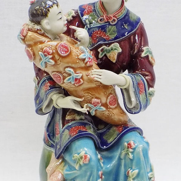 STATUETTE EN BISCUIT de porcelaine ancienne.Jeune femme au bouquet de STATUETTE EN BISCUIT de porcelaine ancienne.Jeune femme au bouquet de