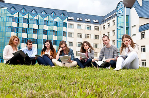 Wiese mit Studenten