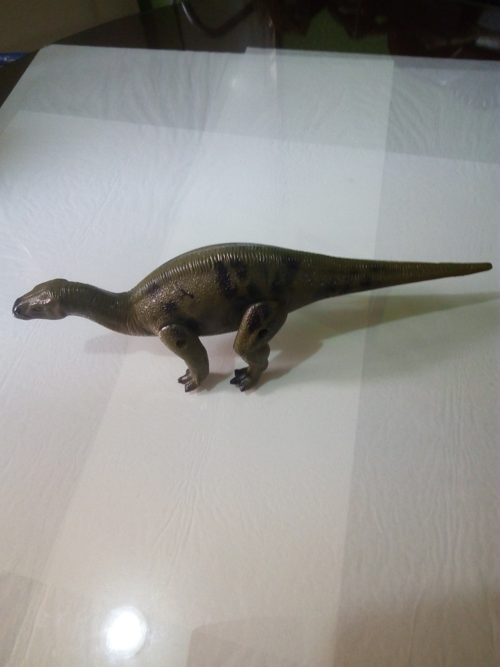 Miniatura: dinosaurio grande camina y brillan sus ojos