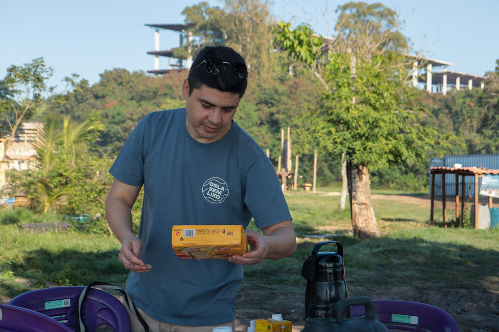 O pesquisador Jairton Alves montou o café da manhã que dá suporte à atividade, além de água para reforçar a hidratação. Fotografia: Olivia Varela
