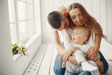 cute-big-family-sitting-home (Özel).jpg