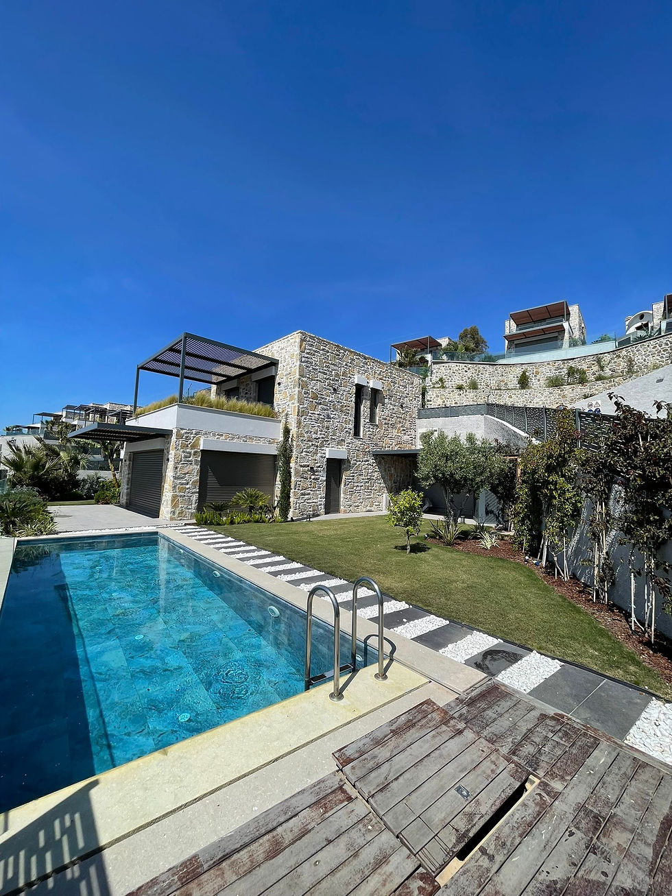 Yakın çekimden Bodrum'da modern tasarımlı lüks villa havuzu