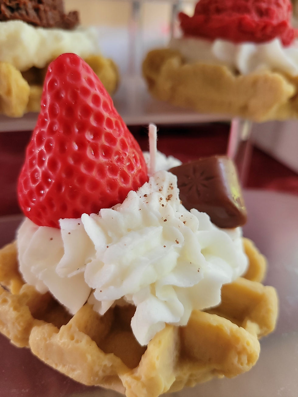 Miniaturbild: Waffel mit  Erdbeere oder Ananas Schokolade, Duftkerze, Dessert Kerze, Geschenk,