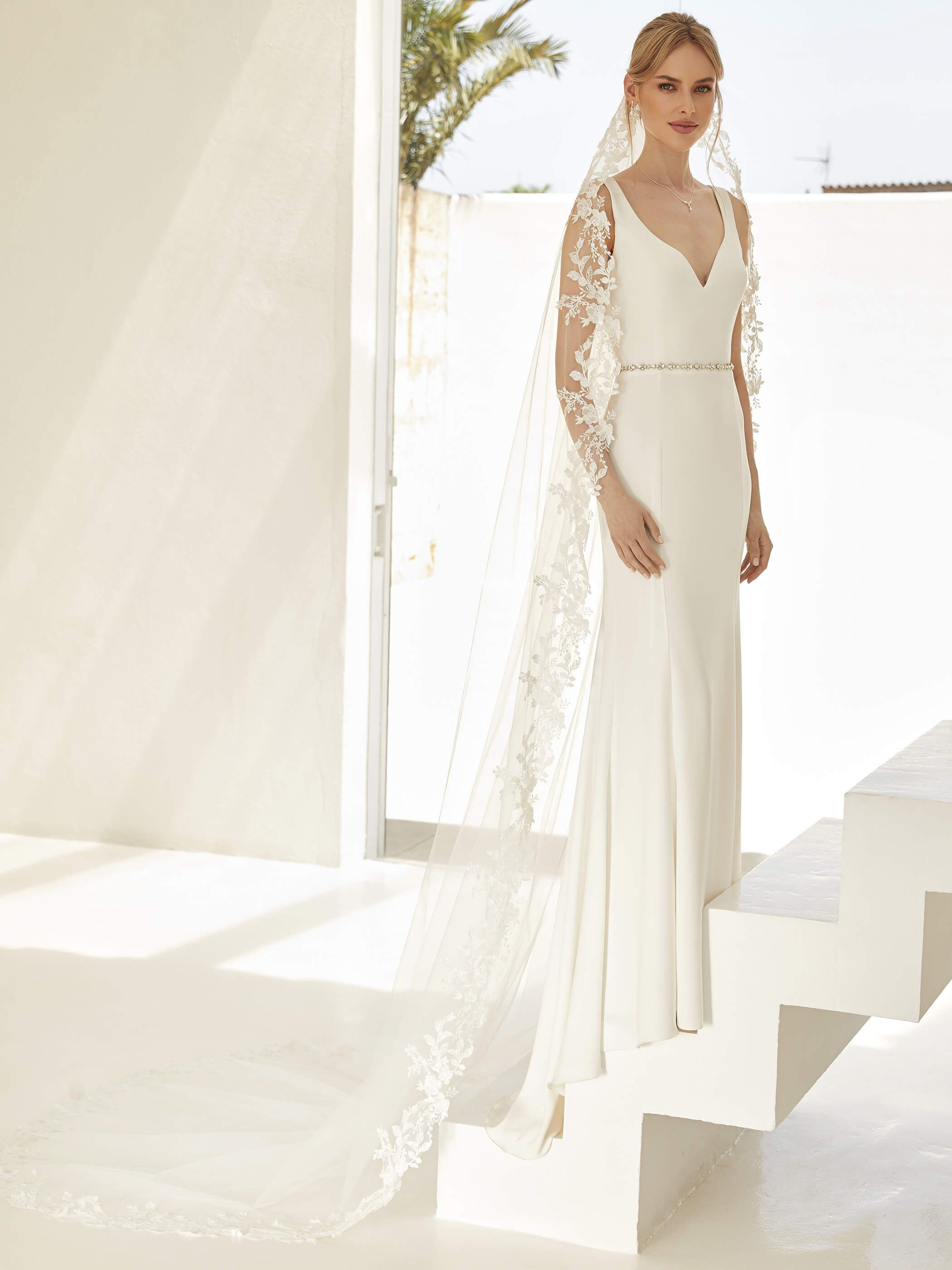 Velo da sposa con il bordo ricamato