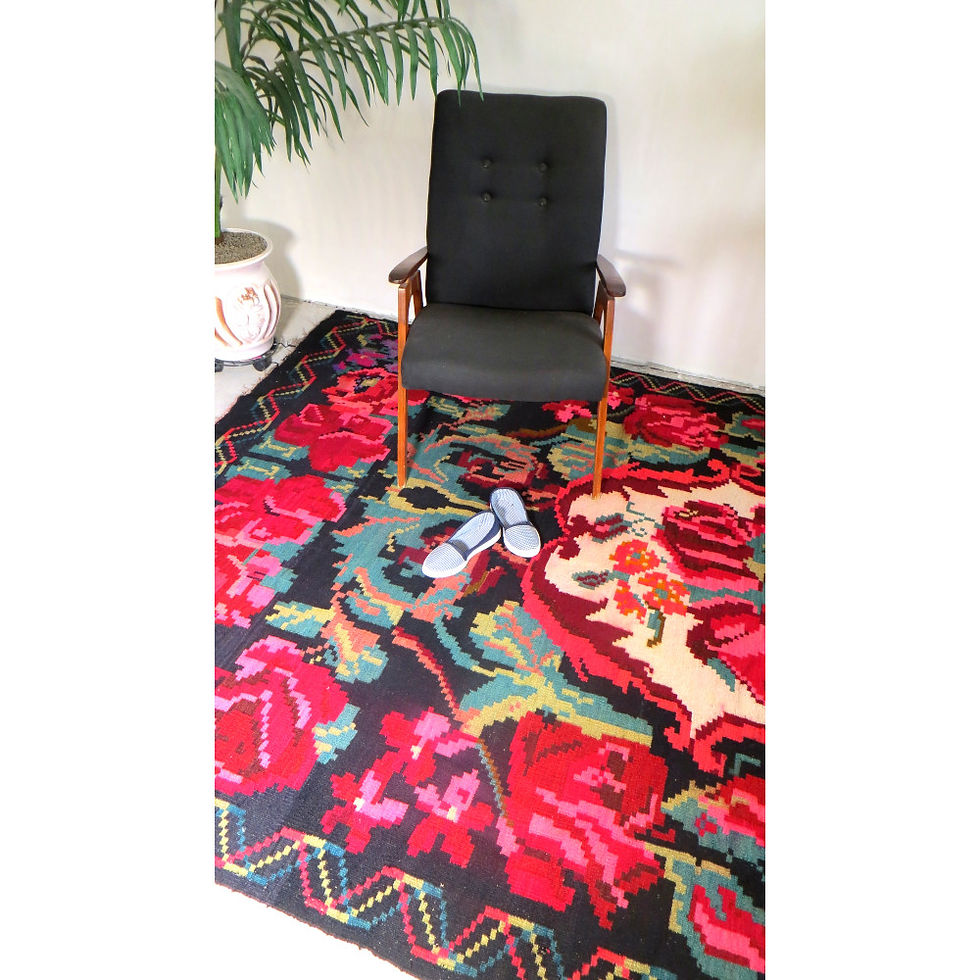 Miniature : tapis moldave en laine et un fauteuil scandinave noir