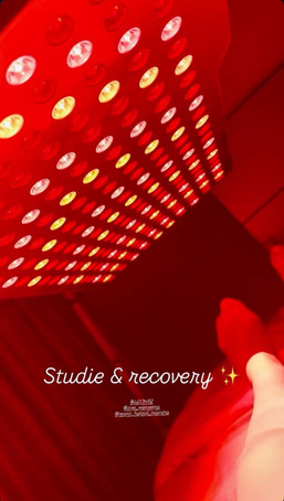 Carmen Ketelaar ligt onder de Vivo Biophoton Max bi-tone tijdens een rood lichttherapie-moment voor studie en herstel.