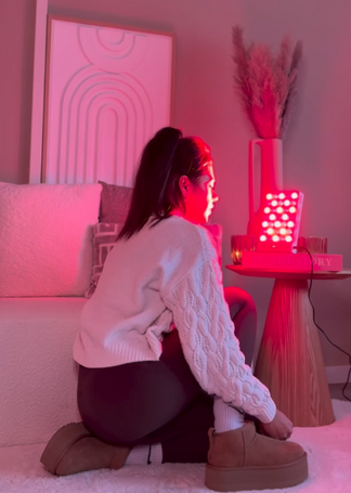Vivo rood lichttherapie-apparaat gebruikt in een rustige thuissituatie bij Secret of Balance.