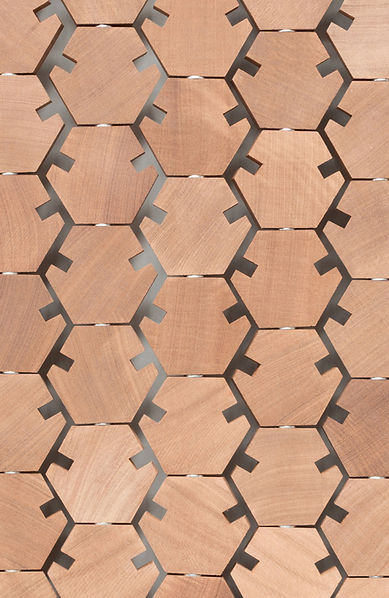Ruimtebesparende hout kapstok en decoratief object met een speels gebruik.