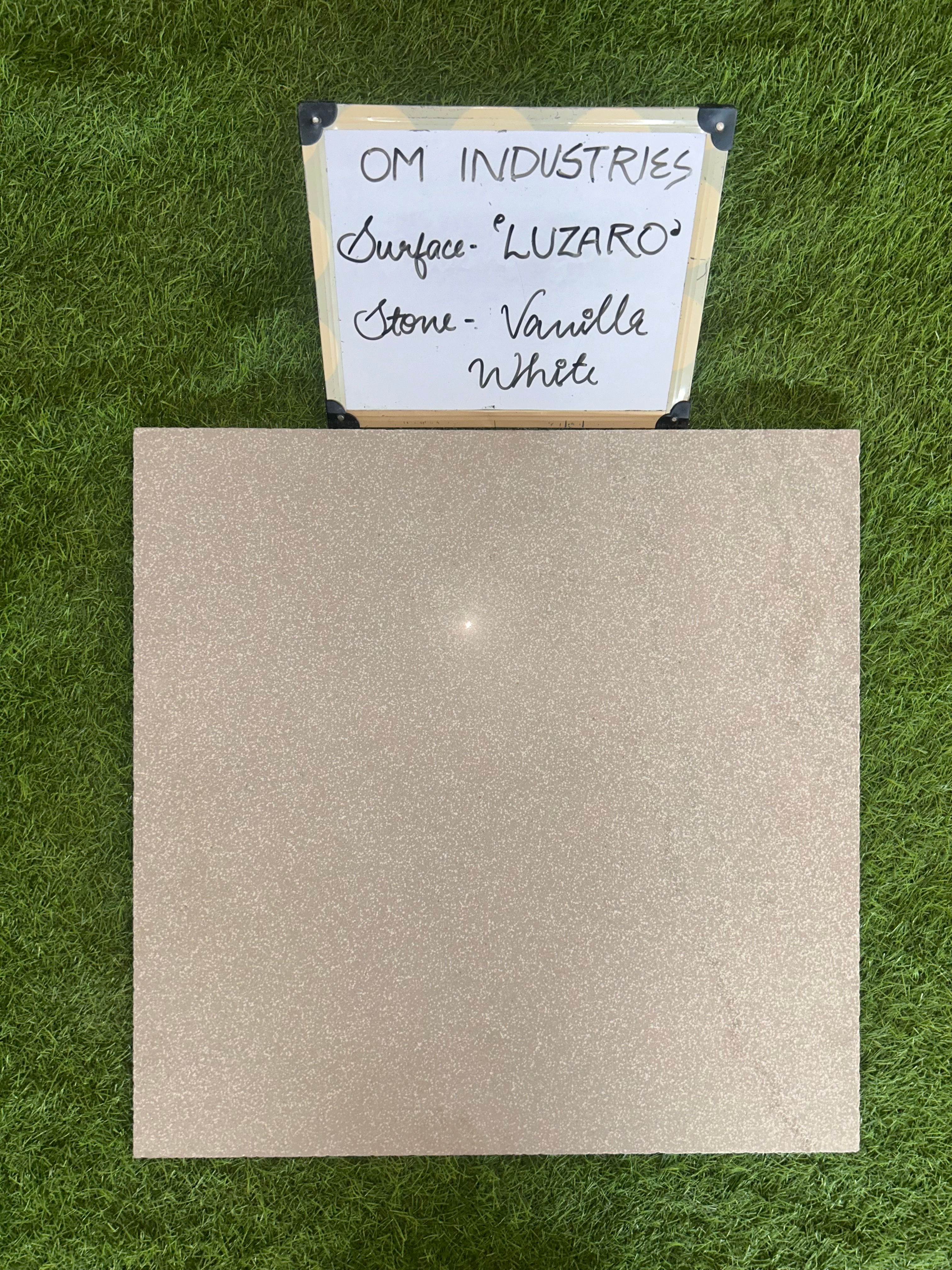 Vanilla White: Luzaro