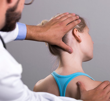 Chiropraktiker, der den Patienten untersucht