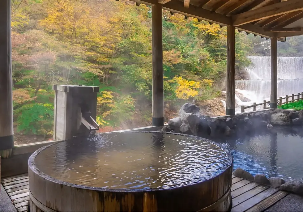 温泉地にある宿泊施設の露天風呂イメージ