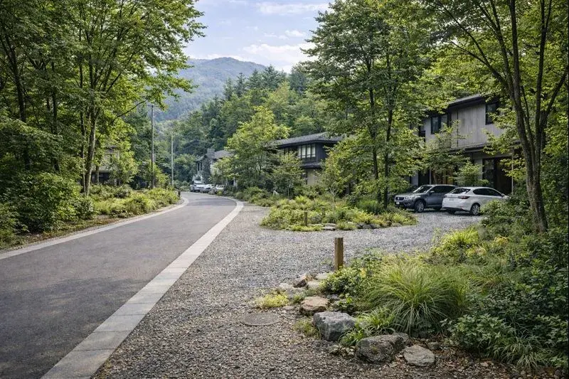 緑に囲まれた別荘地のアプローチと街並みのイメージ