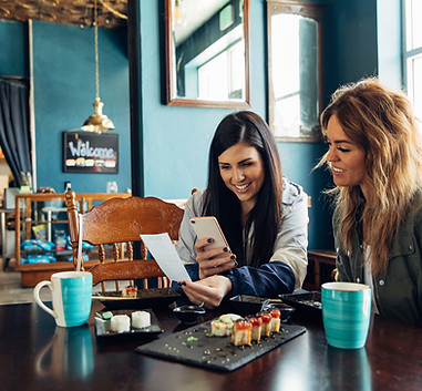 Kvinna scanna kvitto i PayZlip.jpg