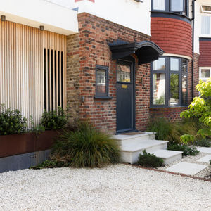 Contemporary Front Garden with Timber Screening