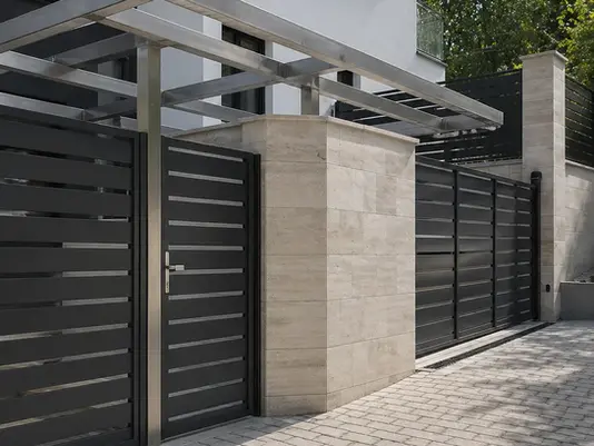 DREH- & SCHIEBE HOFTTORE – FLEXIBILITÄT, DESIGN & TECHNIK MIT ALU-DOOR