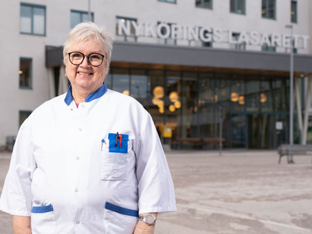 Kirsi Fransson framför lasarettet