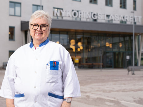 Kirsi Fransson framför lasarettet