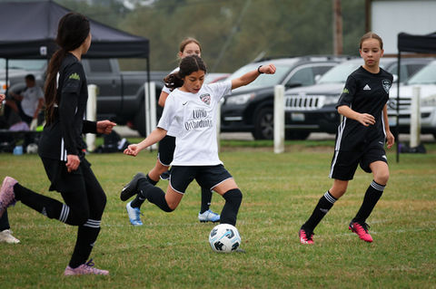 Girls playing soccer for Snohomish United Premier League