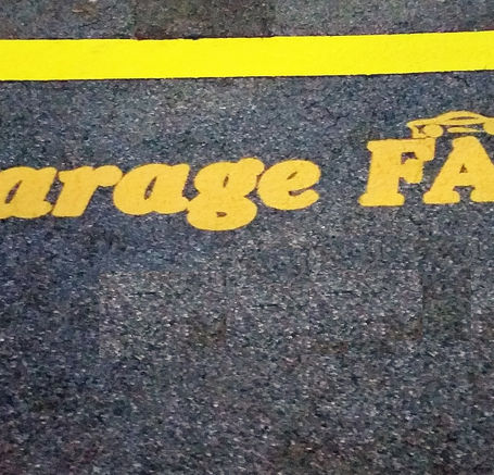 Bodenbeschriftung von einem Maler der Firma Renoplan