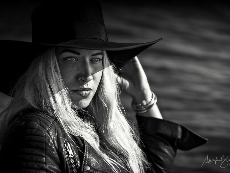 Portrait schwarz Weiss einer jungen Frau mit Hut
