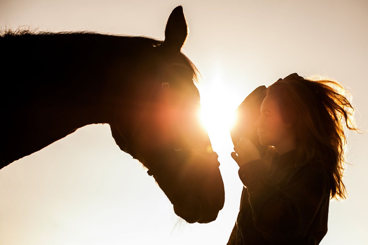 fotografiert mit ihrem Pferd im Abendlicht in der Nähe vom Zürichsee fotografiert von Pferdefotografin Anouk Baumann aus Sursee