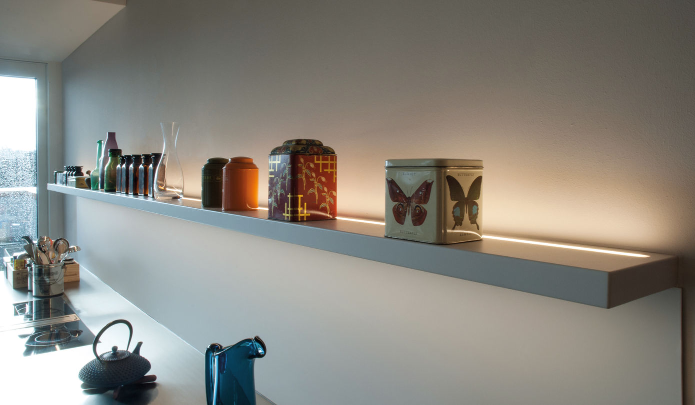 Wandhängendes Tablar mit LED-Beleuchtung nach oben und unten strahlend