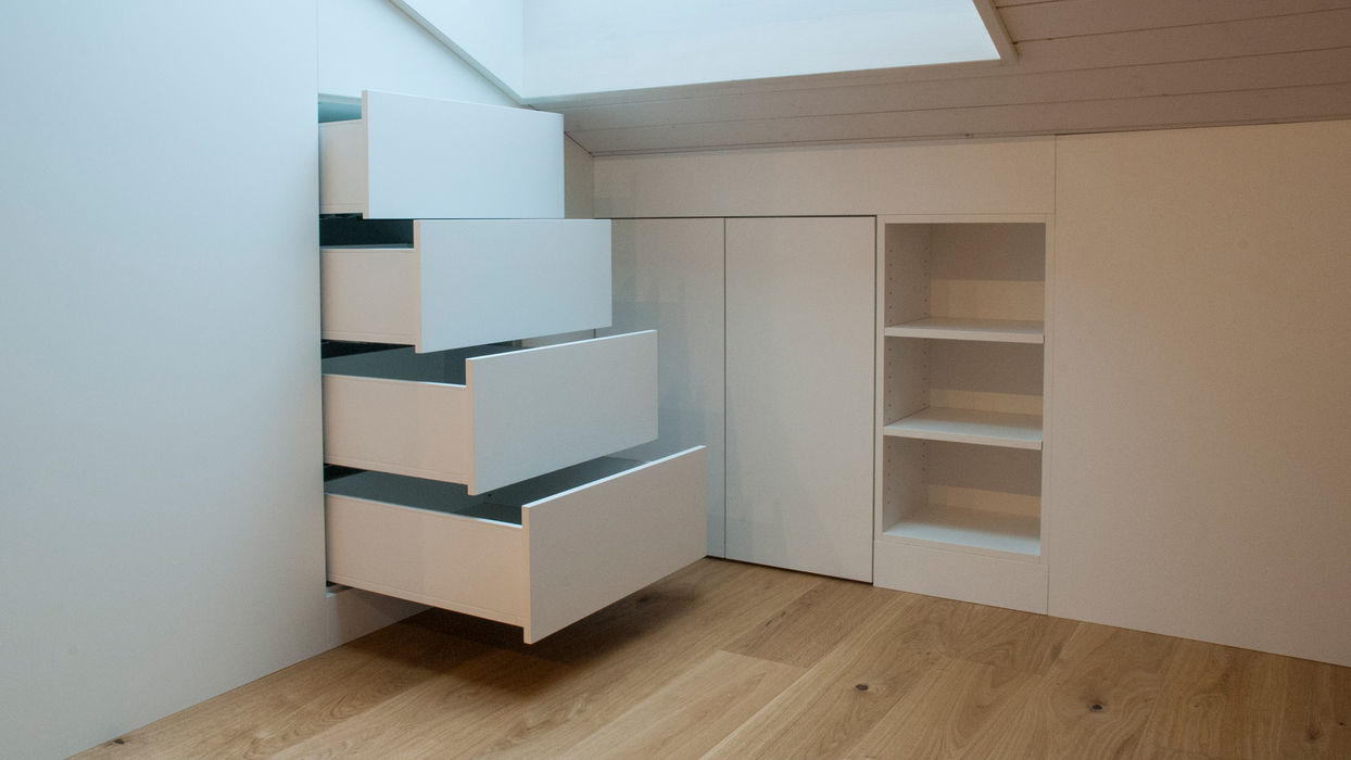 Schubladen und Regale in der Dachschräge und Türen in der Kniestock-Verkleidung