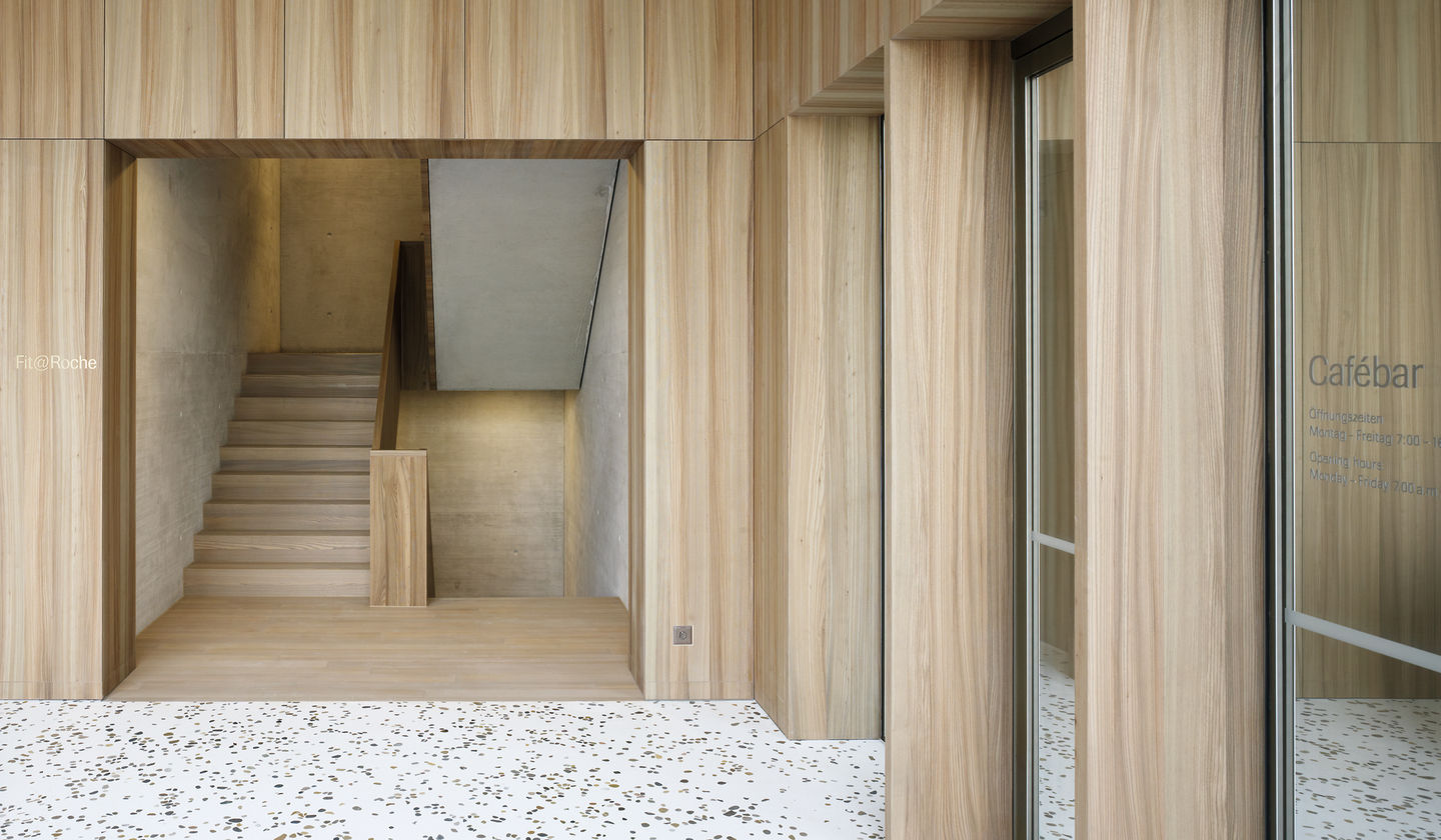Eingangsbereich Cafébar und Treppenbrüstung in Ulme furniert