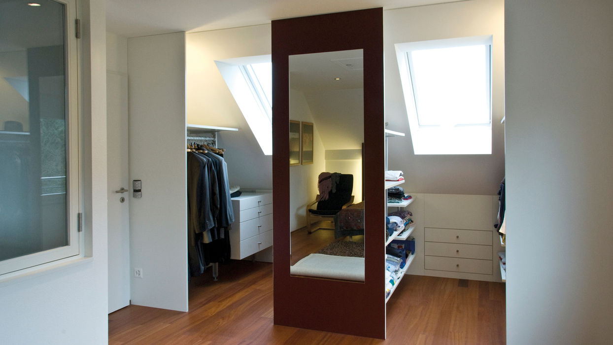 Begehbarer Kleiderschrank aus durchgefärbter MDF-Platte und lackierten Glastüren