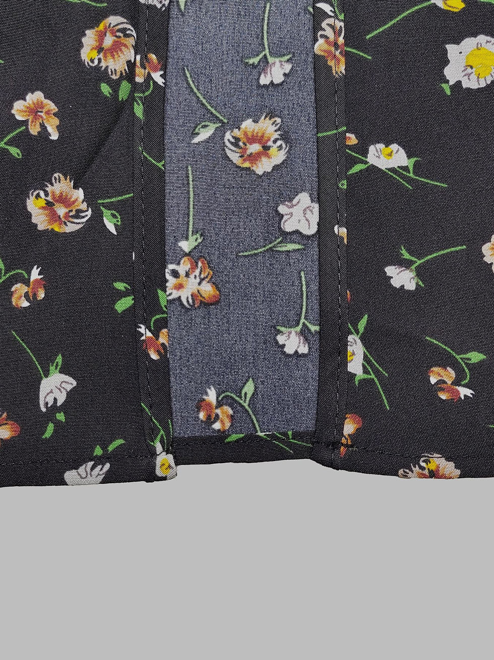 Miniatura: Vestido midi estilo boho, sem mangas, com estampa floral e barra assimétrica.