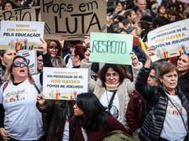 Greve dos professores continua, com pais e funcionários a juntarem-se aos protestos