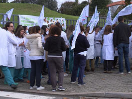 Sup. Diagnostic and Therapeutic Technicians demonstrated outside the Pedro Hispano Hospital