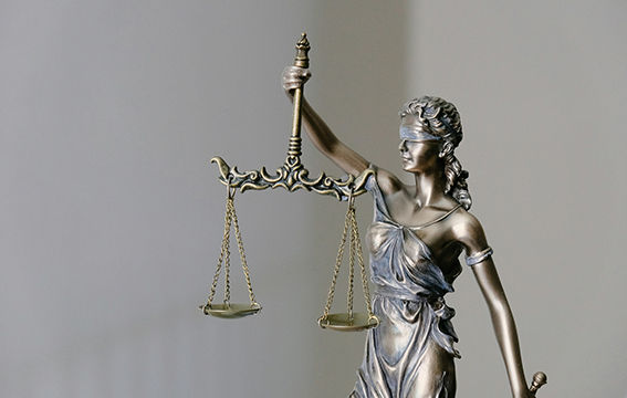 CORdesign_Markenauftritt_Gloeggler_Rechtsanwälte_Buero_Waage.jpg