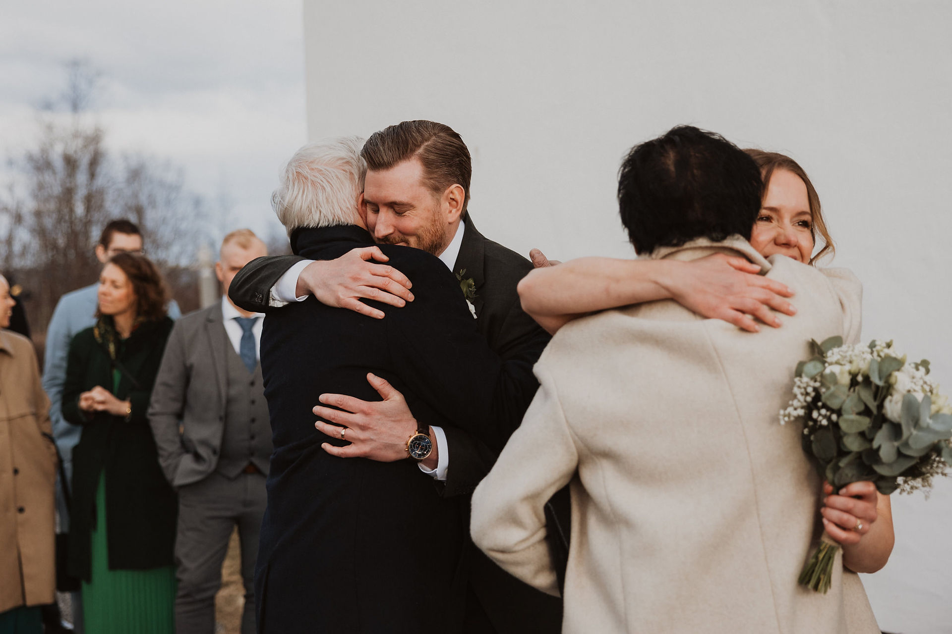 Brudpar kramas och gratuleras av gästerna efter vigseln
