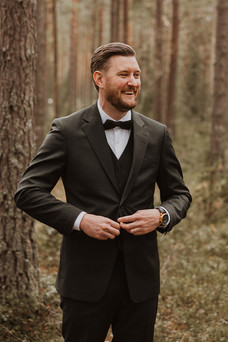 Brudgum knäpper kavajen