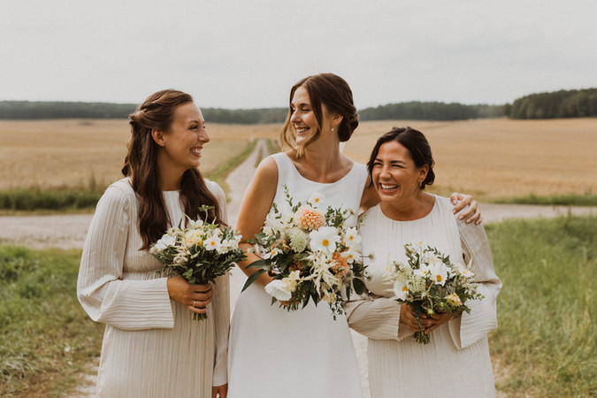 Brud skrattar tillsammans med hennes brudtärnor