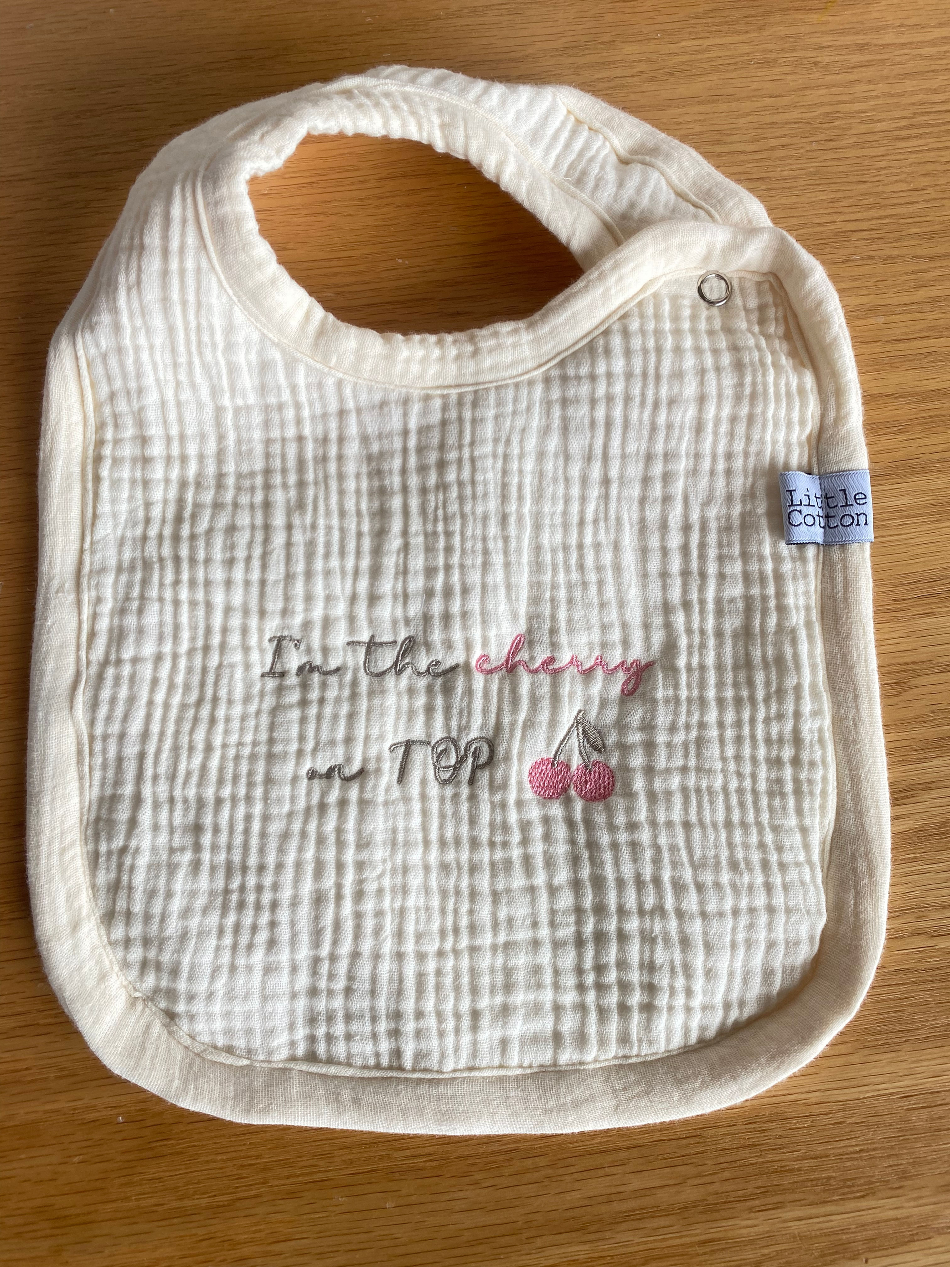 I’m the cherry on the top - Babero impermeable 